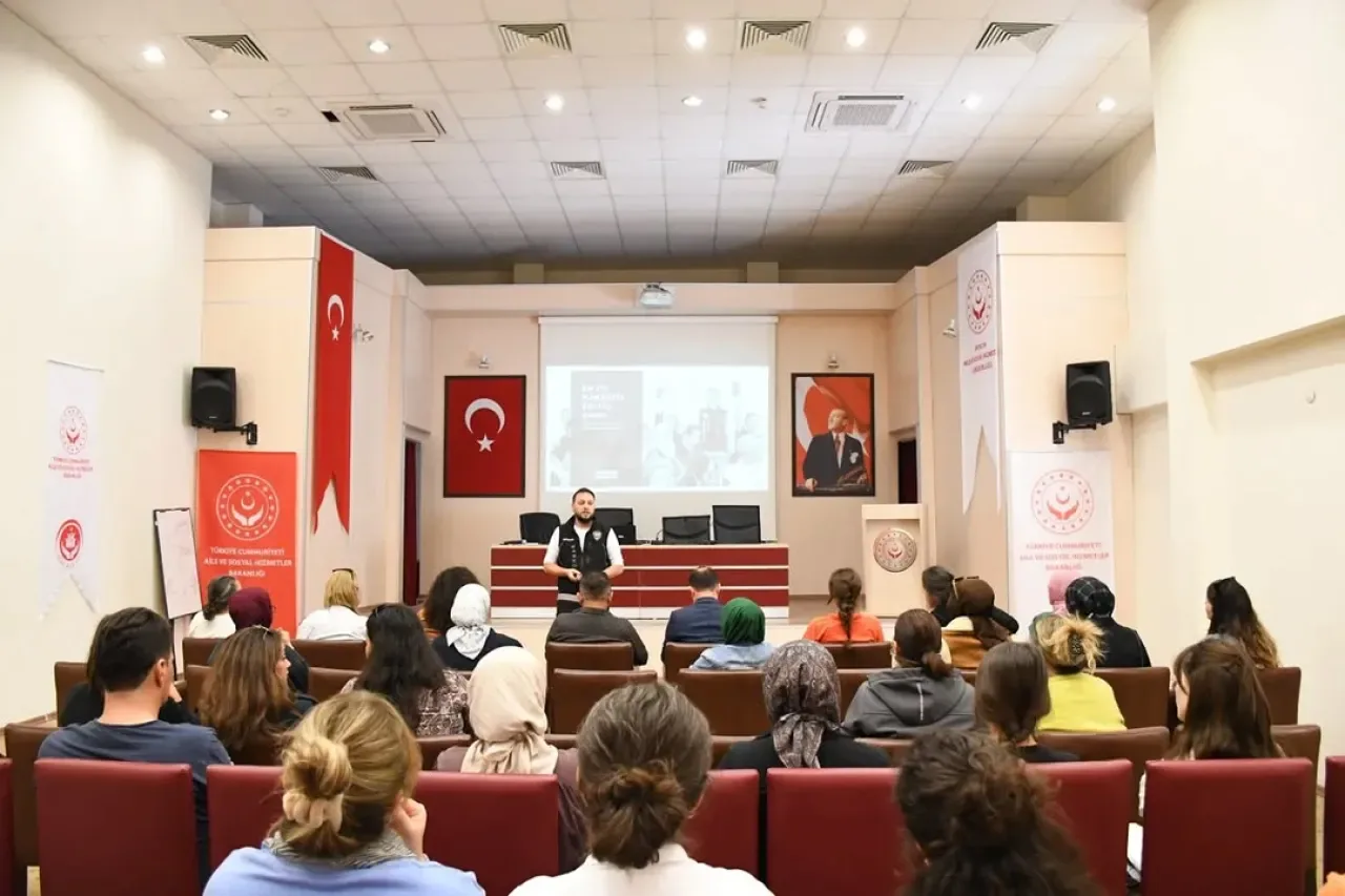 Antalya'da Madde Bağımlılığı ile Mücadele İçin Personel Farkındalık Eğitimi Antalya'da Madde Bağımlılığı ile Mücadele İçin Personel Farkındalık Eğitimi