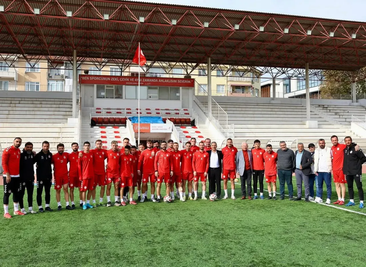 Gemlik Belediyesi, Gemlikspor'u Antrenmanda Ziyaret Etti Gemlik Belediyesi, Gemlikspor'u Antrenmanda Ziyaret Etti