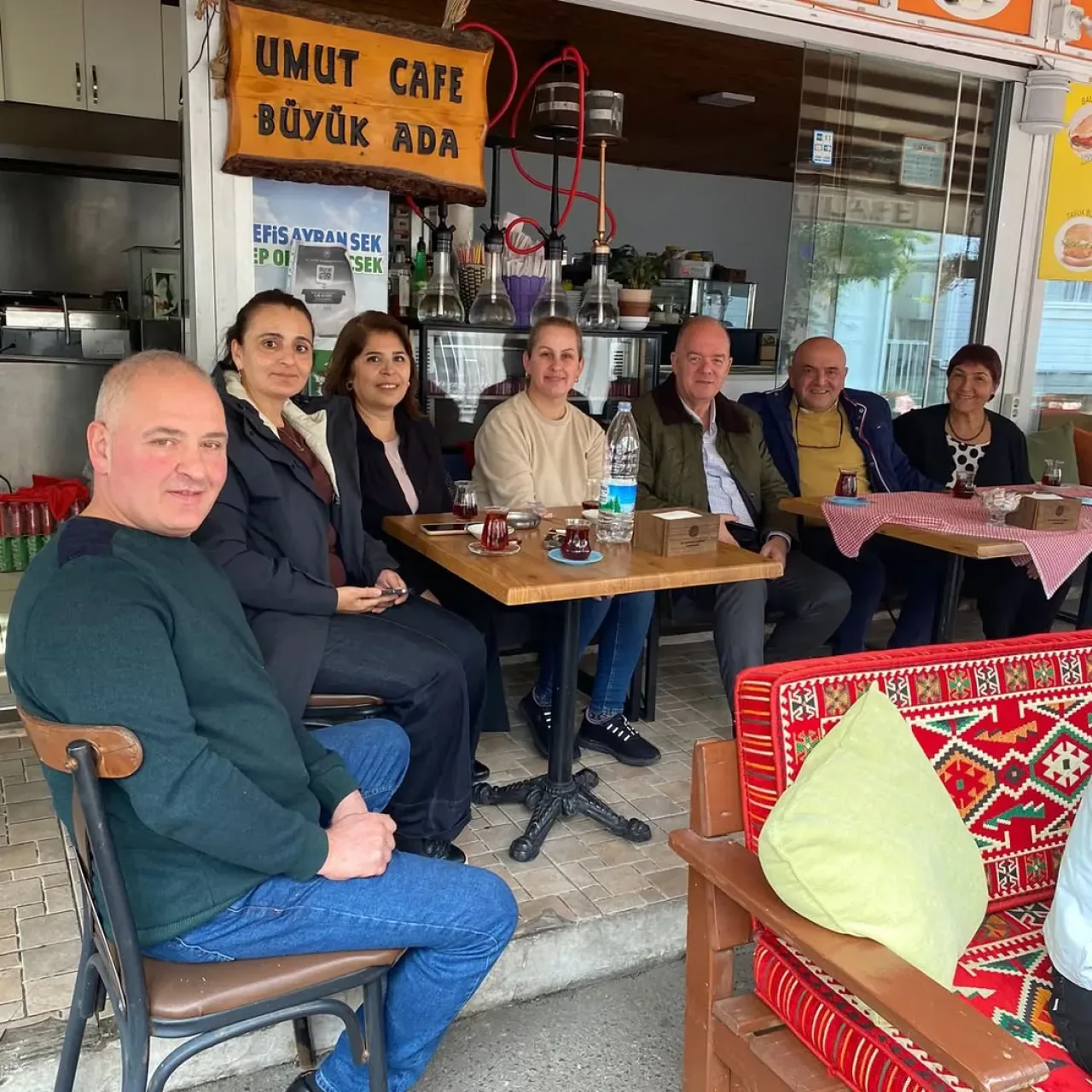 AK Parti Adalar İlçe Başkanı, 17 Kasım Komşular Günü'nde İl Sosyal Politikalar Başkanlığı ile Ziyaretler Gerçekleştirdi AK Parti Adalar İlçe Başkanı, 17 Kasım Komşular Günü'nde İl Sosyal Politikalar Başkanlığı ile Ziyaretler Gerçekleştirdi