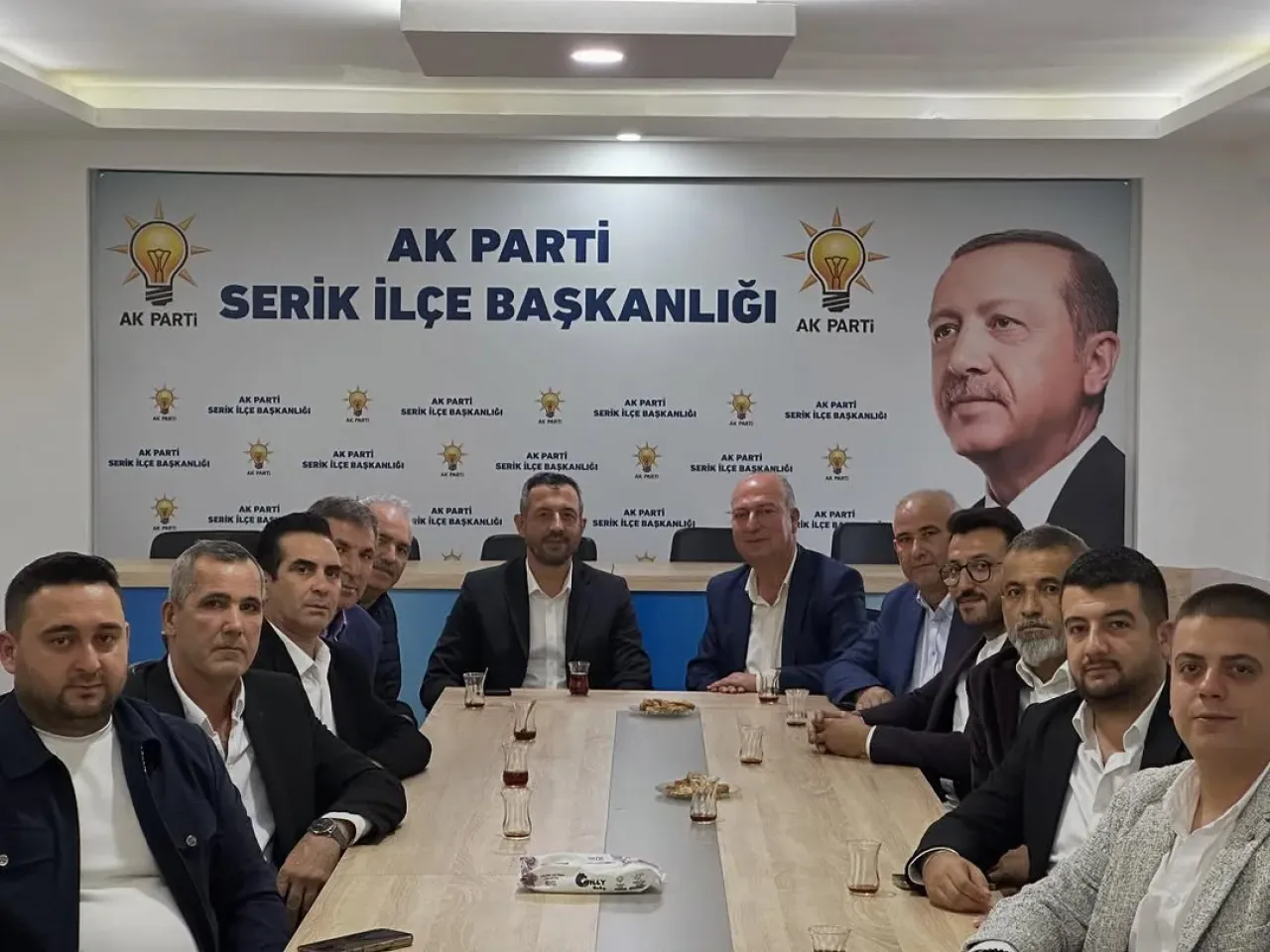 Serik'te Esnaf ve Sanatkarlar Odası Yönetiminden AK Parti'ye Ziyaret Serik'te Esnaf ve Sanatkarlar Odası Yönetiminden AK Parti'ye Ziyaret