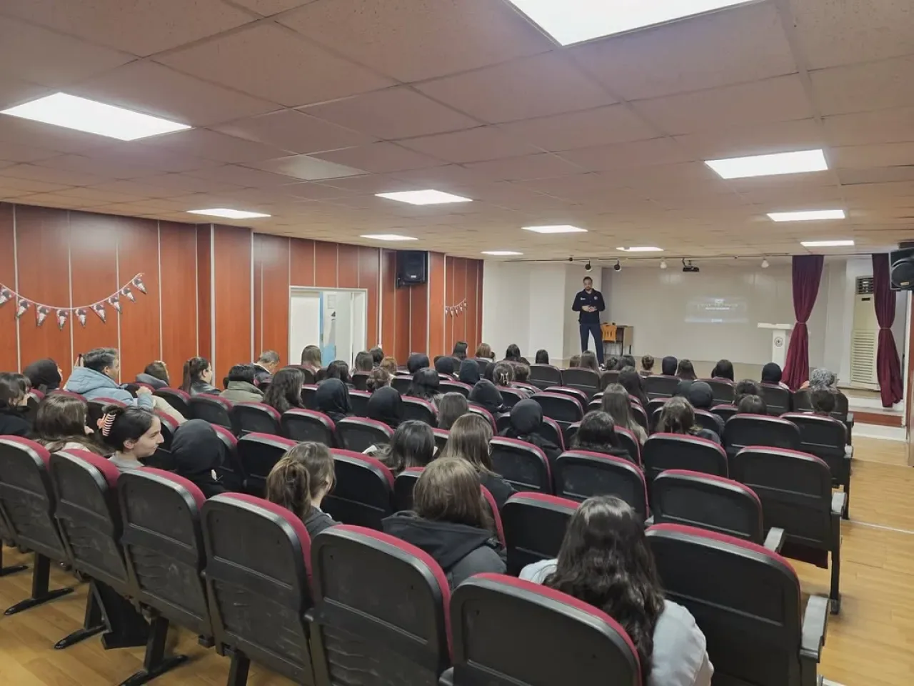 Esenler'de Liselere Yönelik Besyo Tanıtım Seminerleri Düzenlendi Esenler'de Liselere Yönelik Besyo Tanıtım Seminerleri Düzenlendi