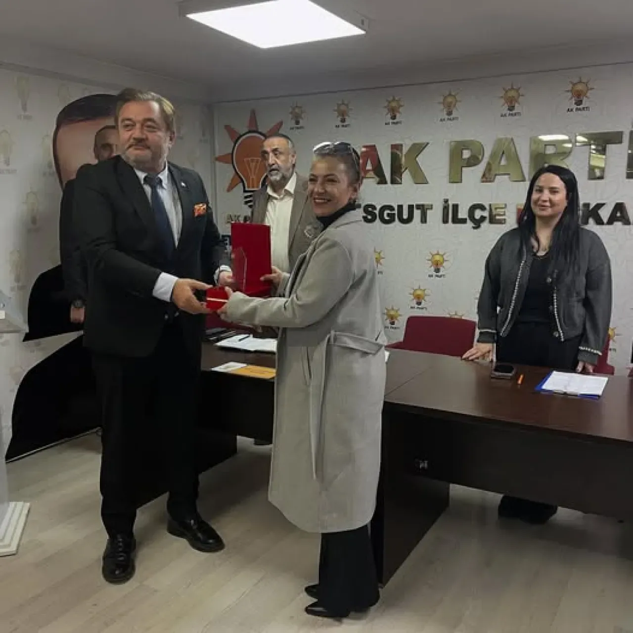 AK Parti Etimesgut İlçe Yönetimi, Başkan Nihat Necati Köroğlu'na Teşekkür Etti AK Parti Etimesgut İlçe Yönetimi, Başkan Nihat Necati Köroğlu'na Teşekkür Etti