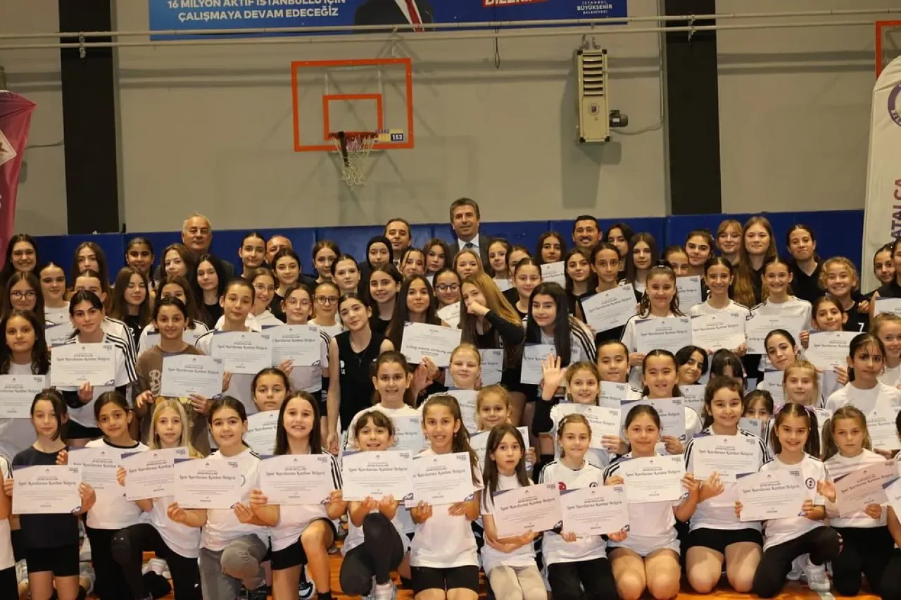 Çatalca'da Voleybol Gecesi: Altyapıdan A Takımına Kardeşlik Ruhu Çatalca'da Voleybol Gecesi: Altyapıdan A Takımına Kardeşlik Ruhu