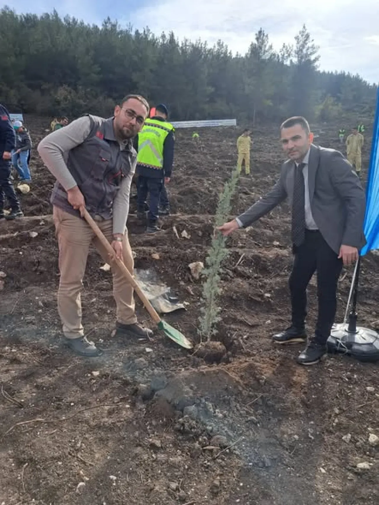 Balıkesir'de 11 Kasım Milli Ağaçlandırma Günü'nde Fidanlar Toprakla Buluştu Balıkesir'de 11 Kasım Milli Ağaçlandırma Günü'nde Fidanlar Toprakla Buluştu