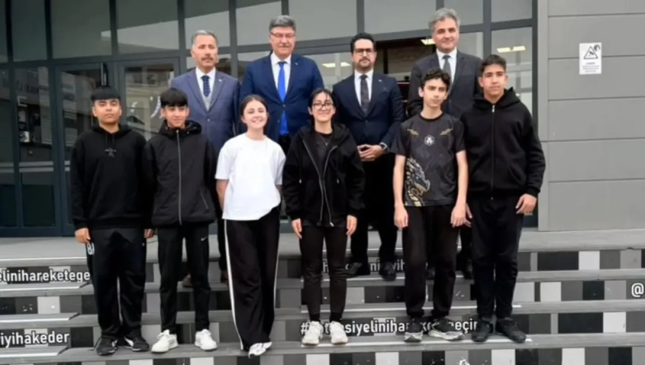 Sincan'da Eğitim Ziyareti: Öğretmen ve Öğrencilerle Buluşma Sincan'da Eğitim Ziyareti: Öğretmen ve Öğrencilerle Buluşma