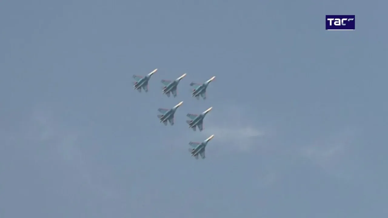 Rus Şövalyeleri Akrobasi Ekibi Dubai Airshow 2025'te Nefes Kesen Bir Gösteriye İmza Attı Rus Şövalyeleri Akrobasi Ekibi Dubai Airshow 2025'te Nefes Kesen Bir Gösteriye İmza Attı