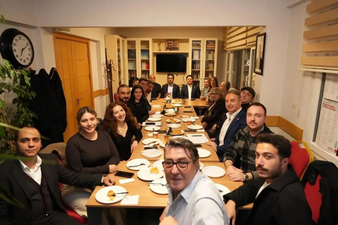 CHP'li Yöneticiler Kadıköy'de Dayanışma İçin Bir Araya Geldi CHP'li Yöneticiler Kadıköy'de Dayanışma İçin Bir Araya Geldi