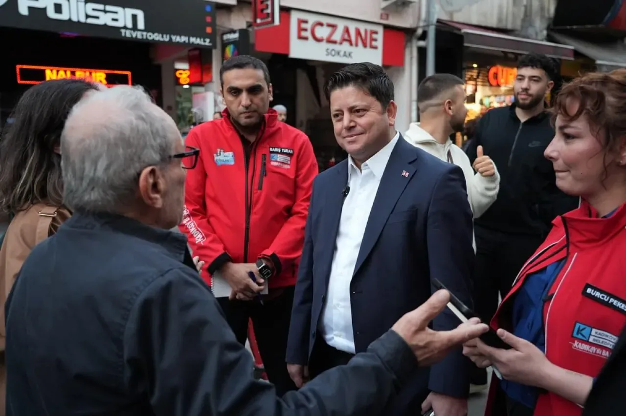 Kadıköy Belediye Başkanı Mesut Kosedagi, Yeldeğirmeni'nde Komşular ve Esnafla Buluştu Kadıköy Belediye Başkanı Mesut Kosedagi, Yeldeğirmeni'nde Komşular ve Esnafla Buluştu