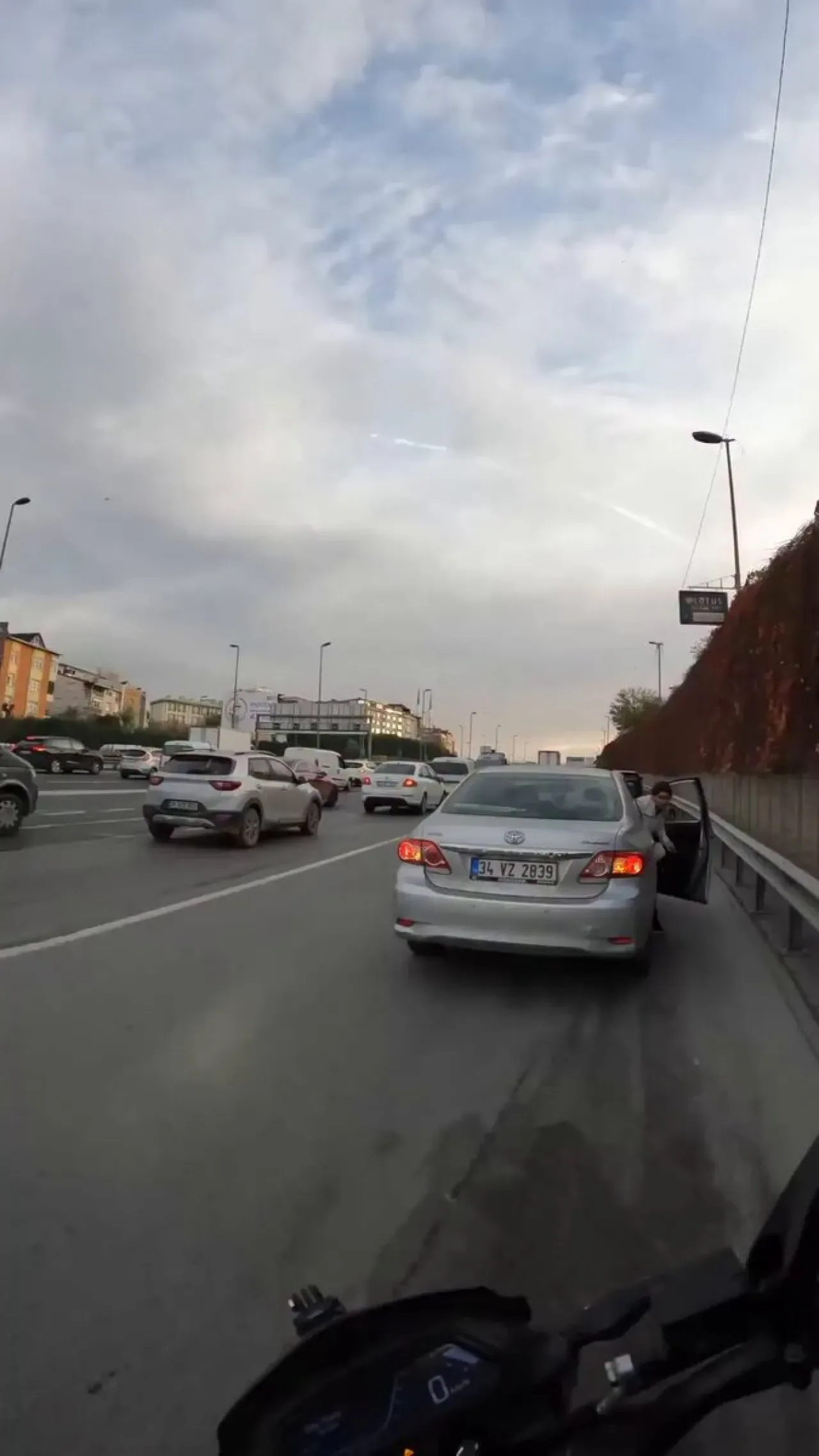 İstanbul'da Vize Görüşmesine Geç Kalan Doktor, Motosikletlinin Yardımıyla Zor Anı Atlattı İstanbul'da Vize Görüşmesine Geç Kalan Doktor, Motosikletlinin Yardımıyla Zor Anı Atlattı