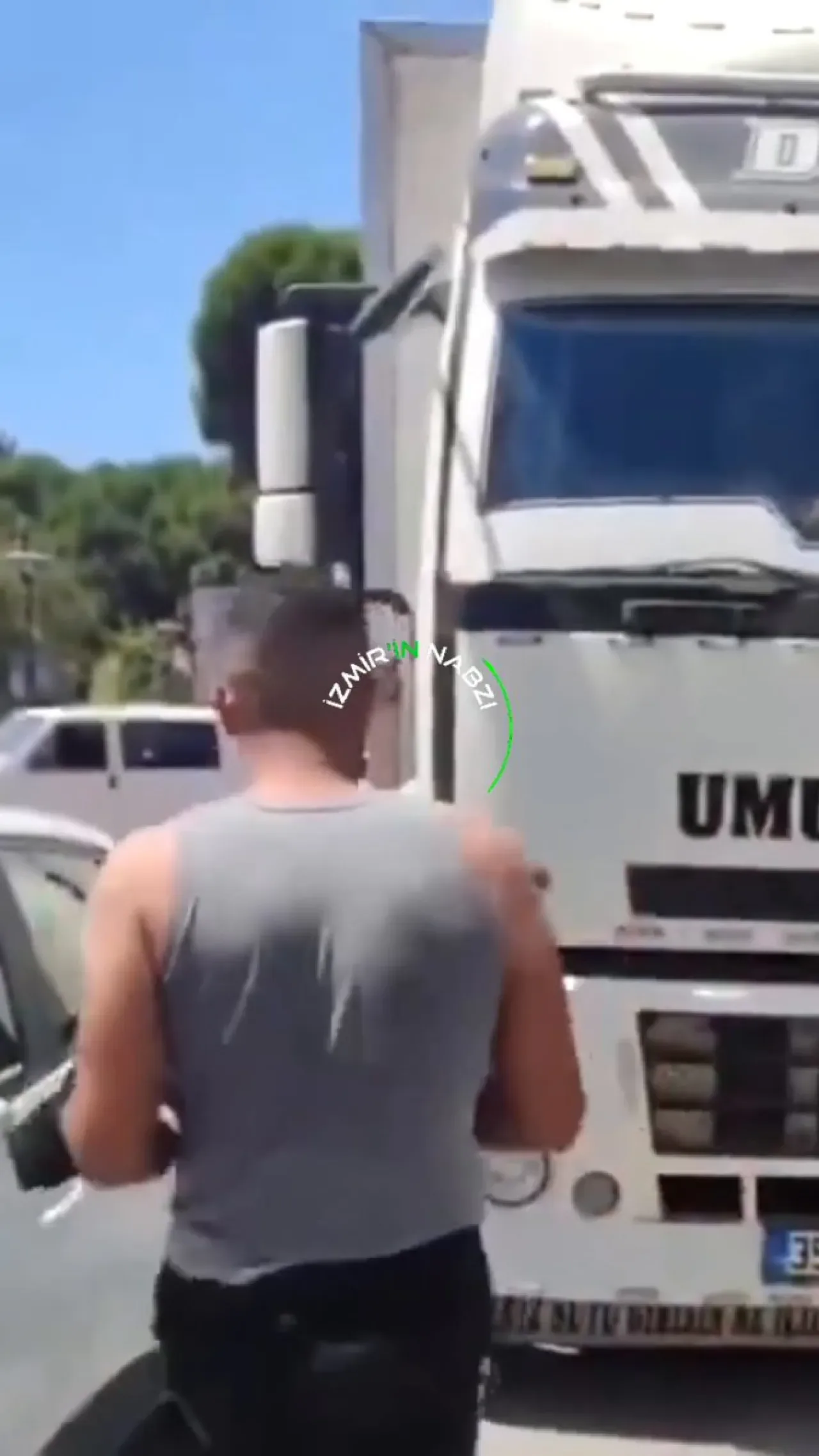 İzmir'de Tır Şoförü, Yolu Kapatan Aracı Kenara Çekerek Trafiği Rahatlattı İzmir'de Tır Şoförü, Yolu Kapatan Aracı Kenara Çekerek Trafiği Rahatlattı