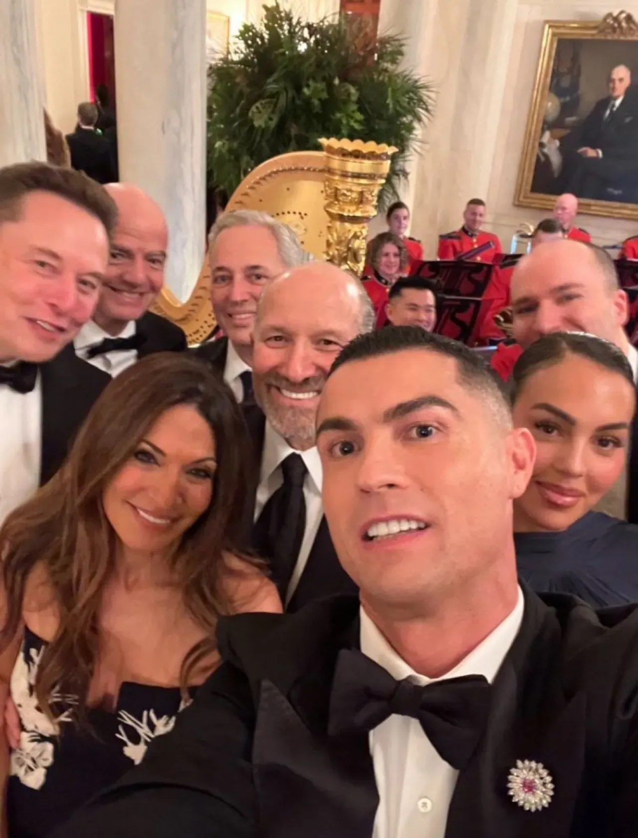 Ronaldo, Georgina Rodriguez, Elon Musk ve FIFA Başkanı Infantino Beyaz Saray'da Buluştu Ronaldo, Georgina Rodriguez, Elon Musk ve FIFA Başkanı Infantino Beyaz Saray'da Buluştu
