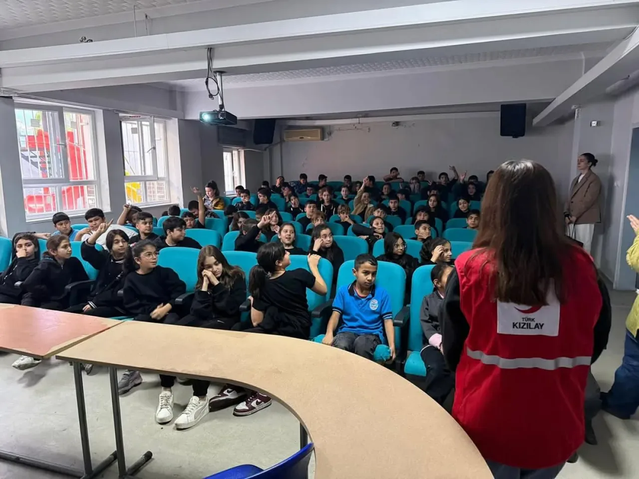 Türk Kızılay Ataşehir'den Ortaokul Öğrencilerine İlkyardım Eğitimi Türk Kızılay Ataşehir'den Ortaokul Öğrencilerine İlkyardım Eğitimi