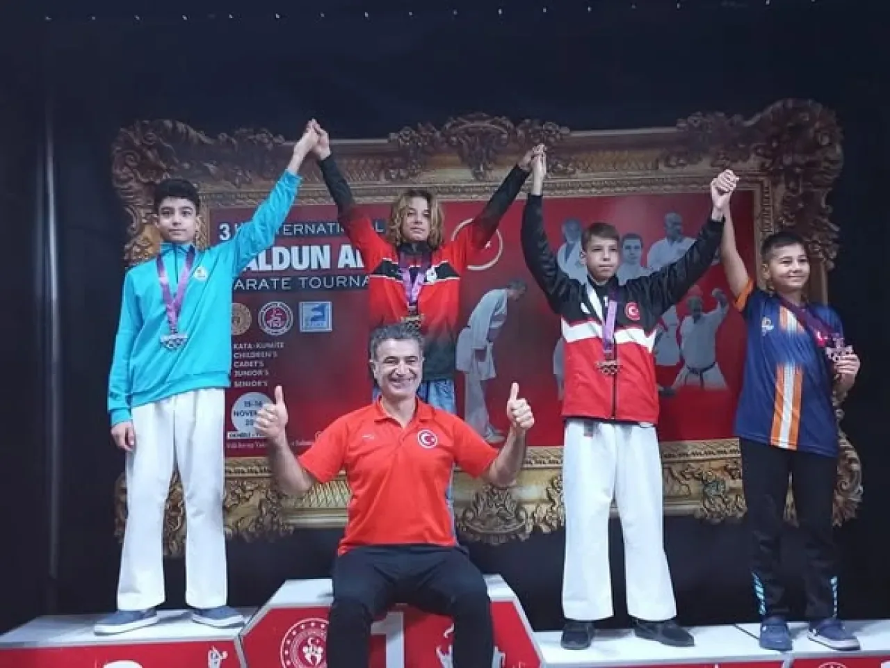 Kemer Belediyesi Karate Takımı'ndan Büyük Başarı: 9 Madalya Kemer Belediyesi Karate Takımı'ndan Büyük Başarı: 9 Madalya
