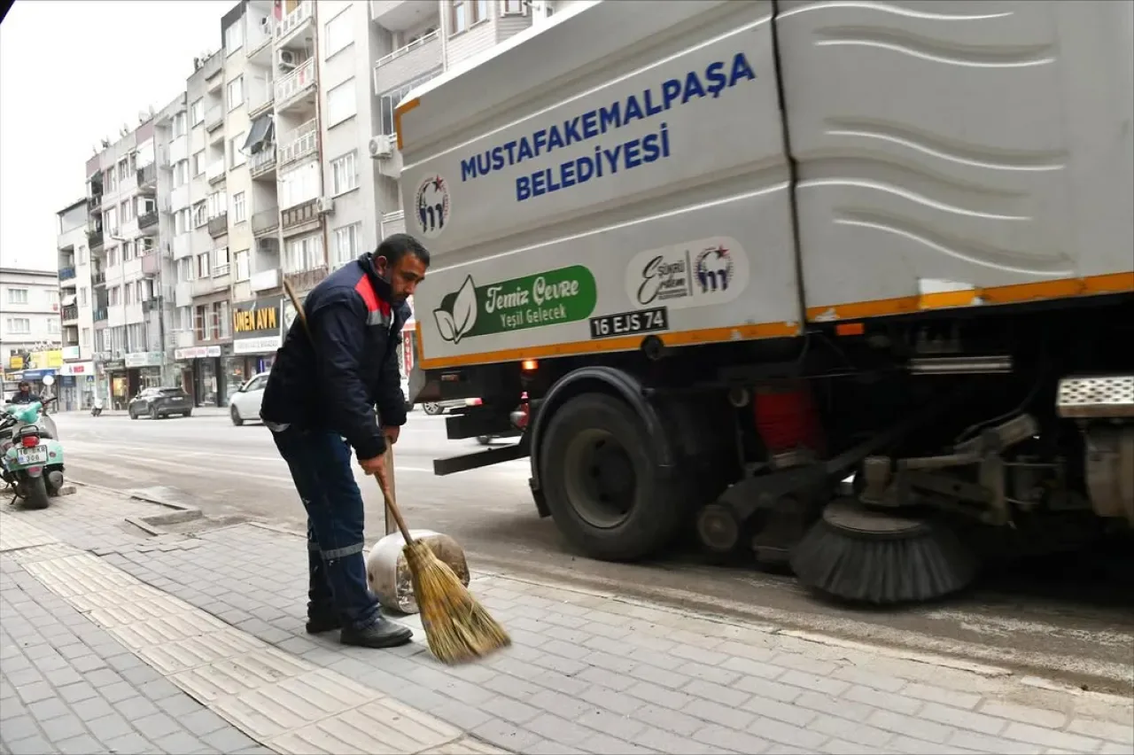 Mustafakemalpaşa'da İki Ana Caddede Temizlik Çalışması Mustafakemalpaşa'da İki Ana Caddede Temizlik Çalışması