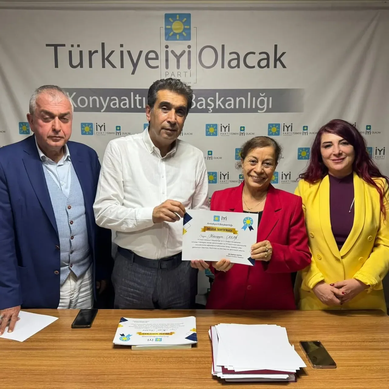 İYİ Parti Antalya'da Kongre Hazırlıkları: Konyaaltı Teşkilatına Sertifika ve Davet İYİ Parti Antalya'da Kongre Hazırlıkları: Konyaaltı Teşkilatına Sertifika ve Davet