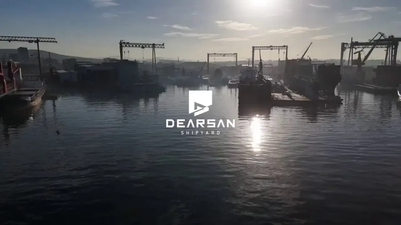 Katar Deniz Kuvvetleri'nin Dearsan Hücum Botları Denizle Buluştu Katar Deniz Kuvvetleri'nin Dearsan Hücum Botları Denizle Buluştu