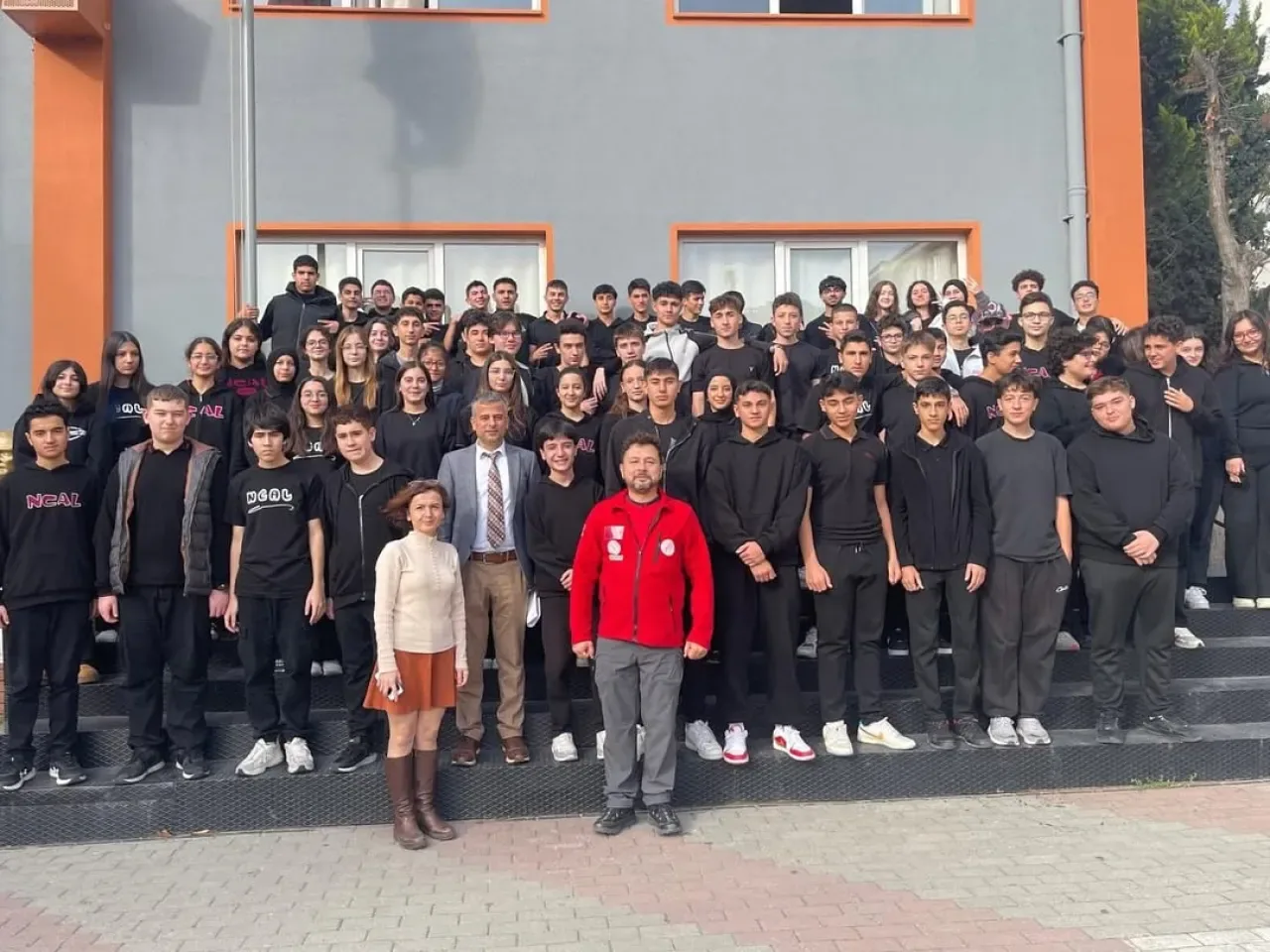 Esenyurt'ta Öğrencilere Afet Farkındalık Eğitimi Veriliyor Esenyurt'ta Öğrencilere Afet Farkındalık Eğitimi Veriliyor
