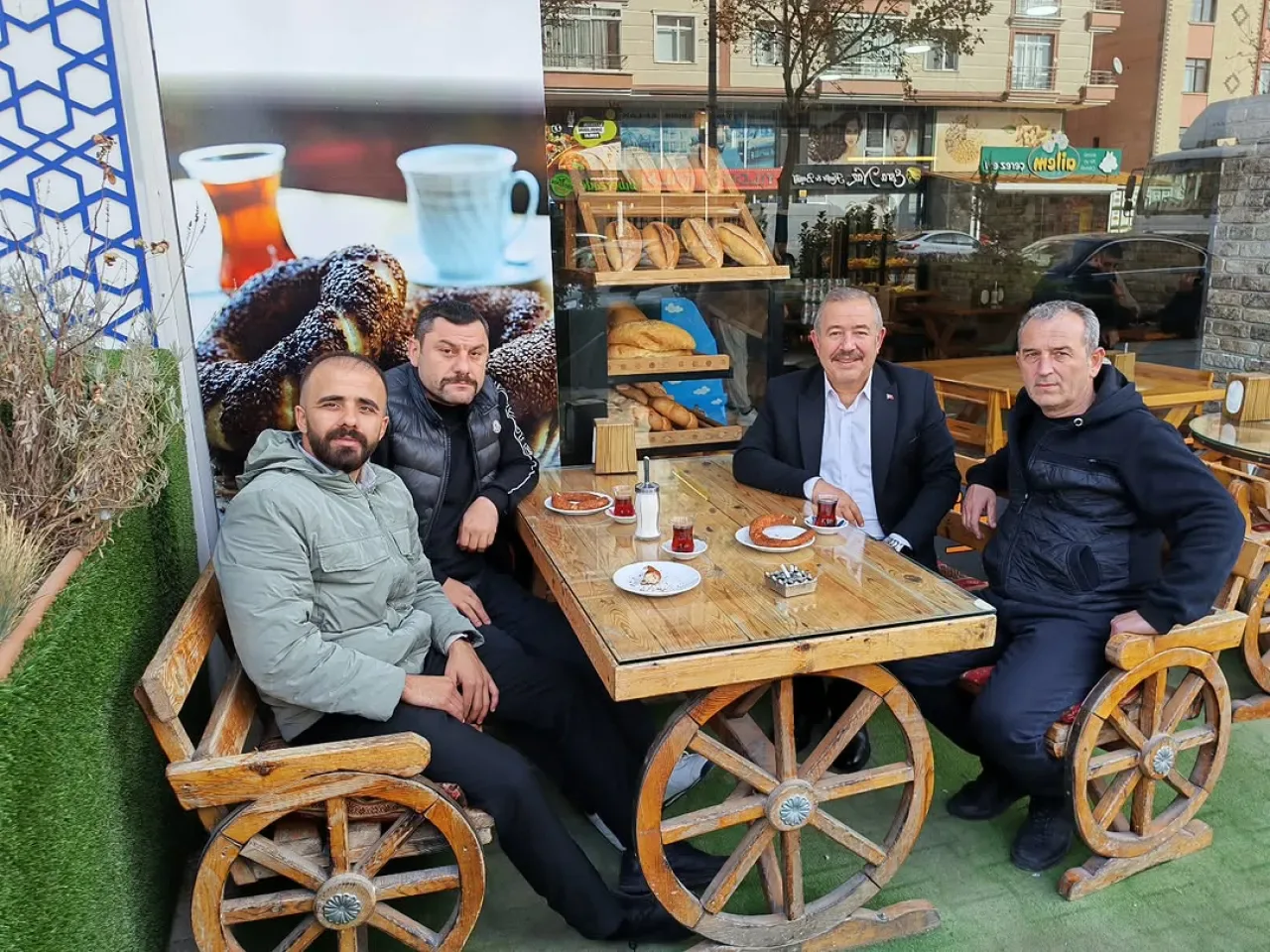 Akyurt'ta AK Parti İlçe Başkanlığı Vatandaşlarla Çay Simitte Buluştu Akyurt'ta AK Parti İlçe Başkanlığı Vatandaşlarla Çay Simitte Buluştu