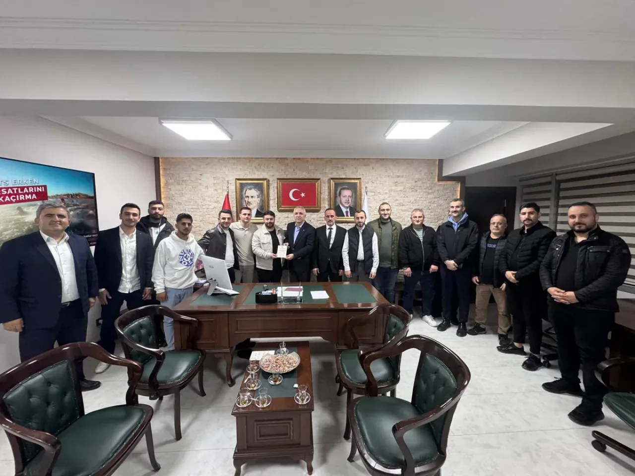 AK Parti Esenler İlçe Başkanlığı'na Ziyaret AK Parti Esenler İlçe Başkanlığı'na Ziyaret