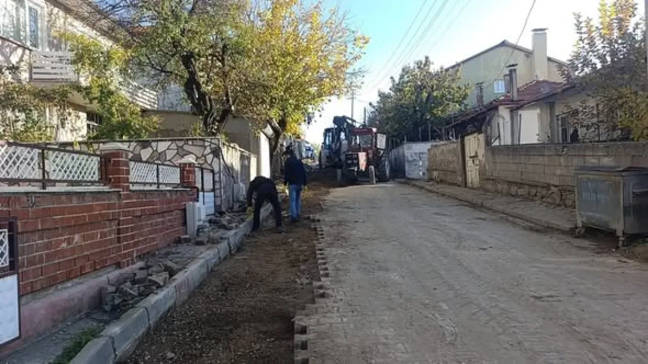 Dursunbey Belediyesi Taş Parke Yol Yenileme Çalışmalarını Sürdürüyor Dursunbey Belediyesi Taş Parke Yol Yenileme Çalışmalarını Sürdürüyor