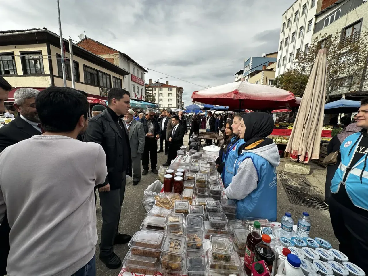 Orhaneli Kaymakamı Tuna, Hayır Çarşısı'nda Görev Alan Eğitimcileri Ziyaret Etti Orhaneli Kaymakamı Tuna, Hayır Çarşısı'nda Görev Alan Eğitimcileri Ziyaret Etti
