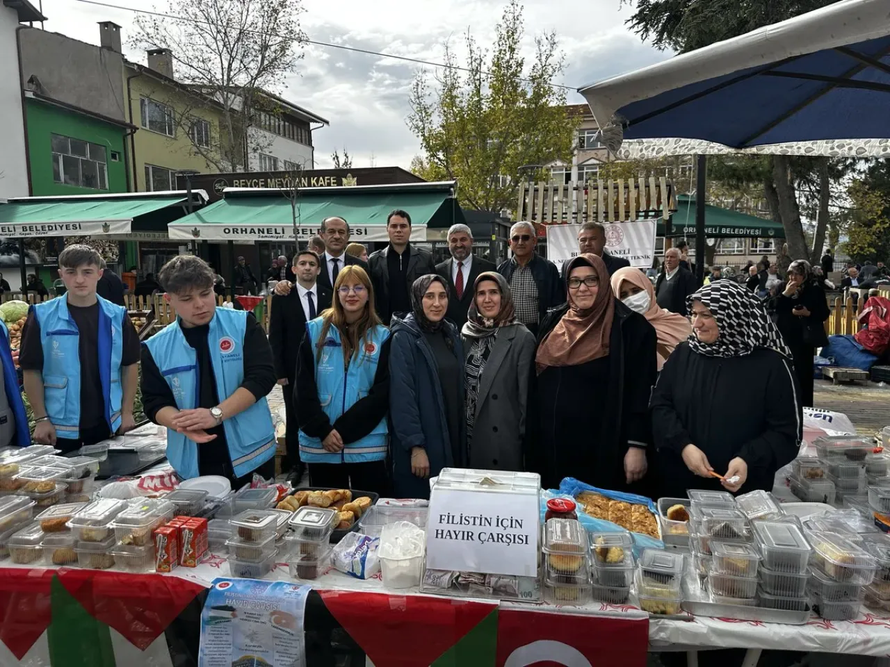 Orhaneli'nde Hayır Çarşısı'ndan Filistin'e Destek Orhaneli'nde Hayır Çarşısı'ndan Filistin'e Destek