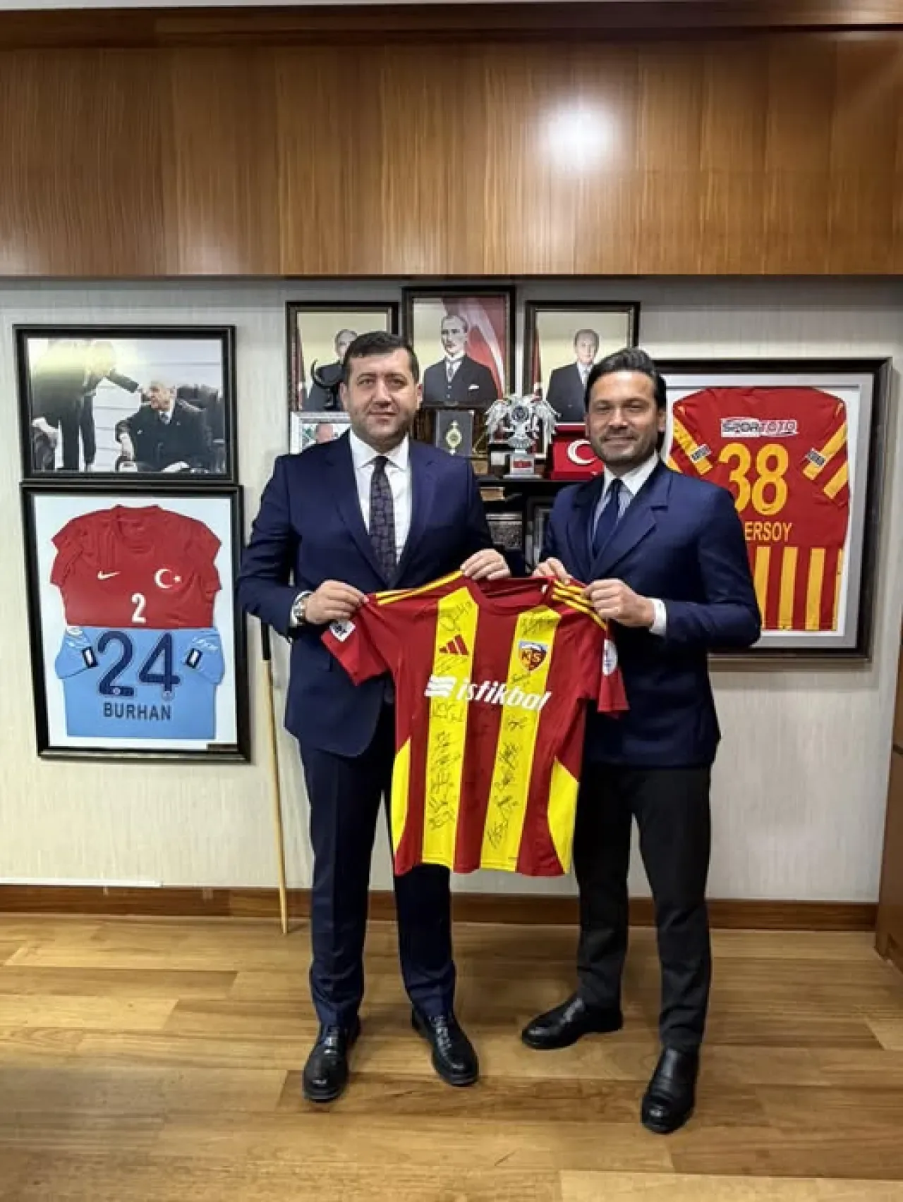 MHP'li Baki Ersoy, Kayserispor Sportif Direktörü Muhammed Türkmen'i Meclis'te Ağırladı MHP'li Baki Ersoy, Kayserispor Sportif Direktörü Muhammed Türkmen'i Meclis'te Ağırladı