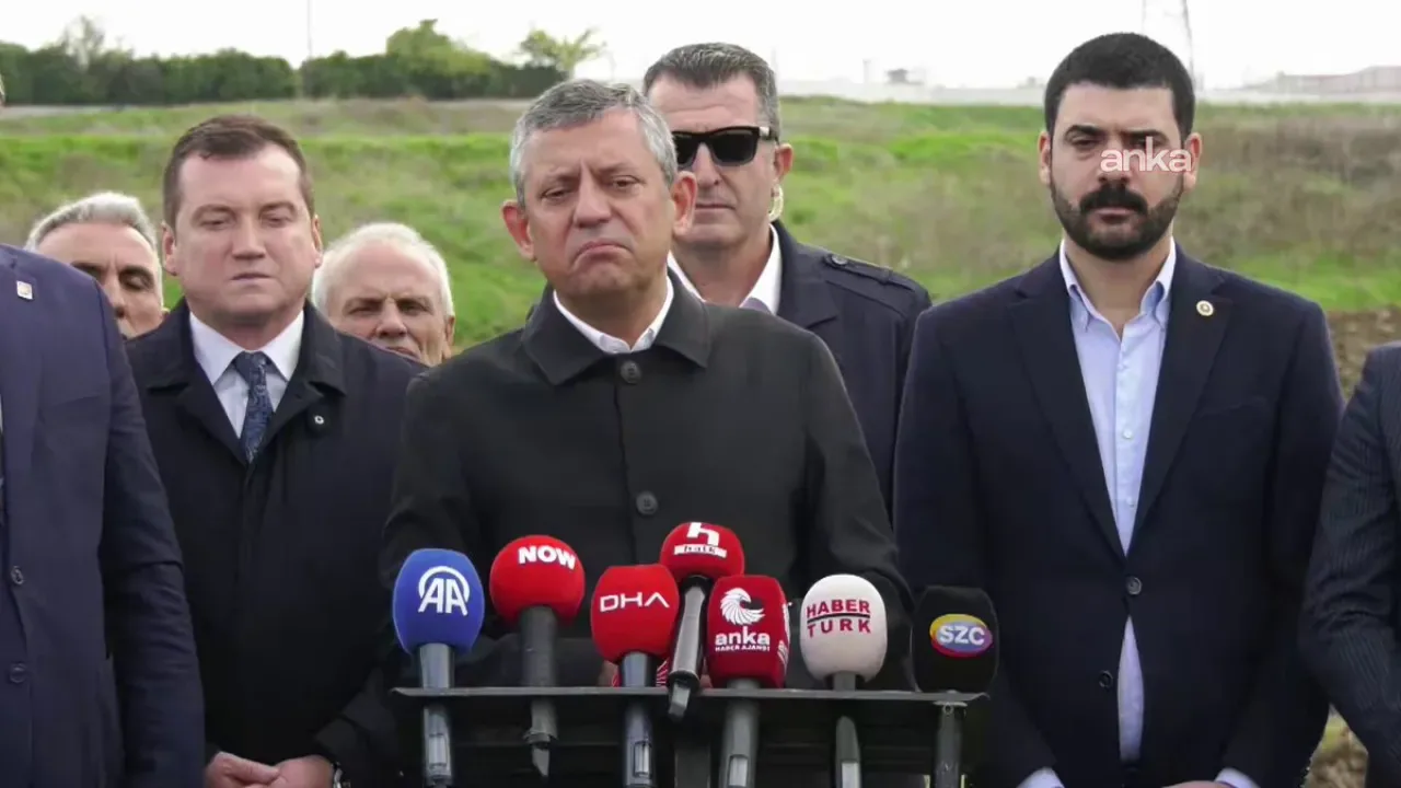 Özgür Özel'den Bahçeli'ye Takdir: Meclis'te Dikkat Çeken Alkışlar Özgür Özel'den Bahçeli'ye Takdir: Meclis'te Dikkat Çeken Alkışlar