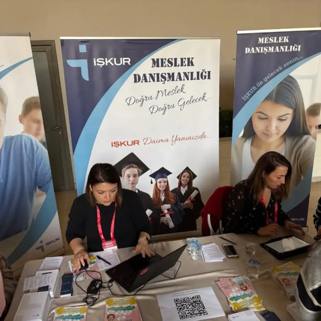 Bursa İŞKUR Üniversite Tanıtım Fuarı'nda Öğrencilere Kariyer Desteği Verdi Bursa İŞKUR Üniversite Tanıtım Fuarı'nda Öğrencilere Kariyer Desteği Verdi