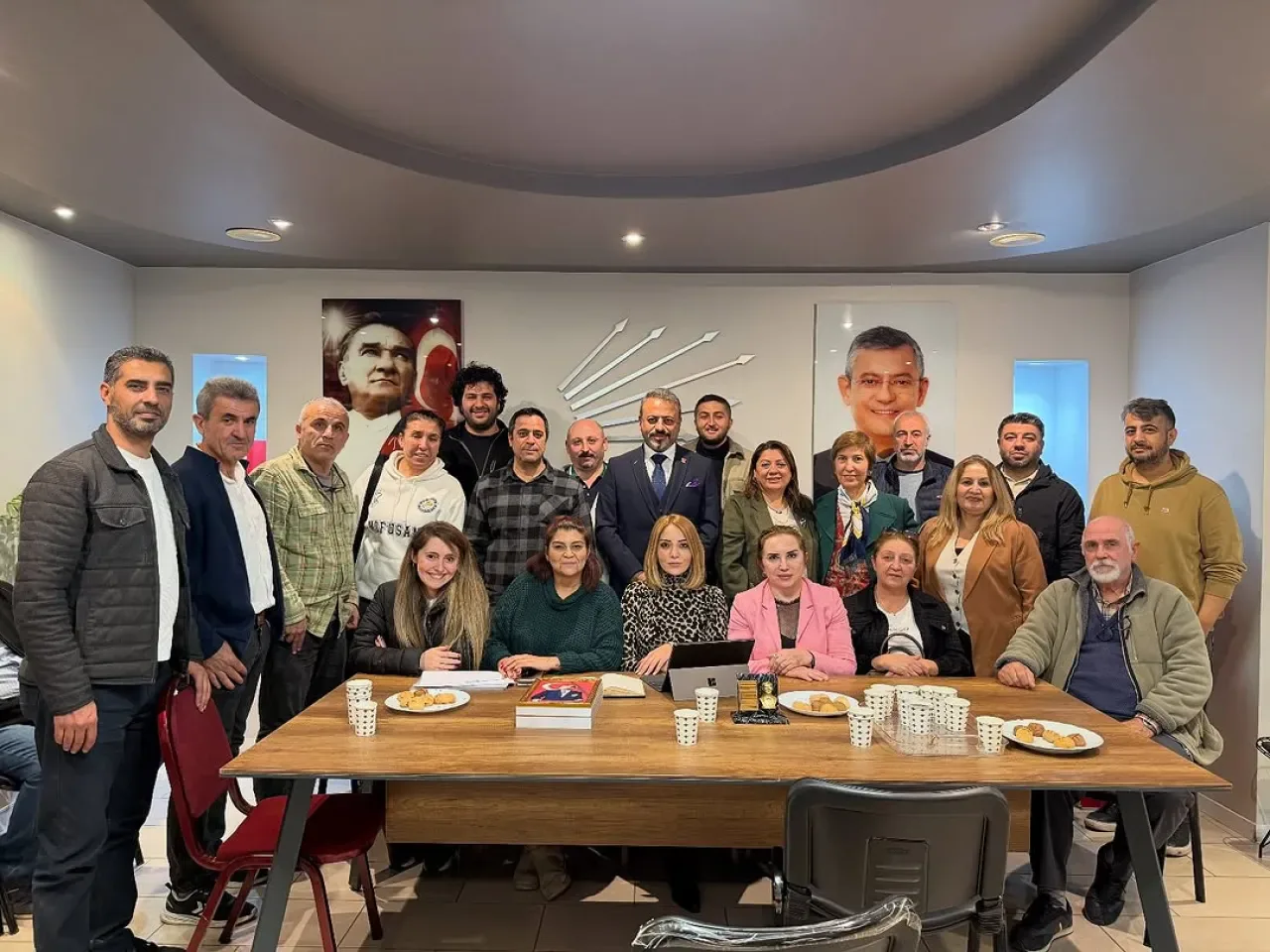 CHP Ümraniye İlçe Başkanı Metin Demirbilek'e Hayırlı Olsun Ziyareti CHP Ümraniye İlçe Başkanı Metin Demirbilek'e Hayırlı Olsun Ziyareti