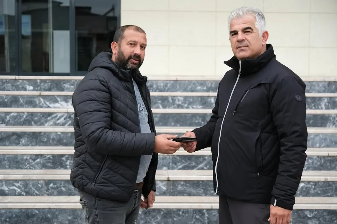 Altıeylül Belediyesi Çalışanından Duyarlı Hareket, Kayıp Cüzdan Sahibine Ulaştırıldı Altıeylül Belediyesi Çalışanından Duyarlı Hareket, Kayıp Cüzdan Sahibine Ulaştırıldı