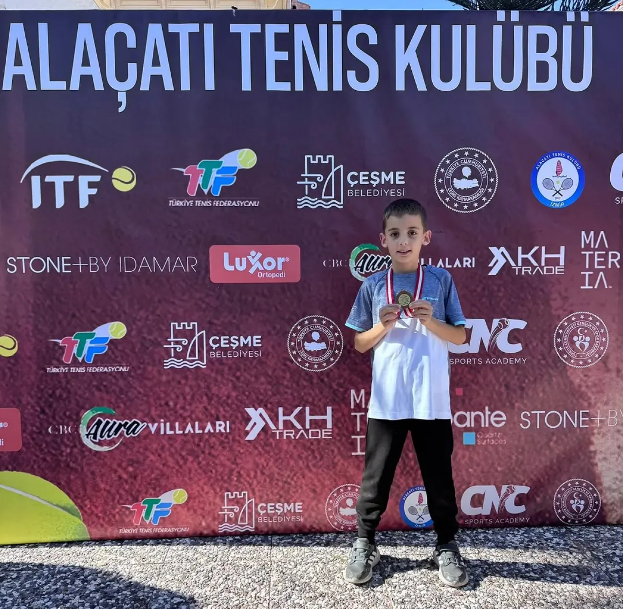 Bursa Büyükşehir Belediyespor'dan Teniste İki Şampiyonluk Bursa Büyükşehir Belediyespor'dan Teniste İki Şampiyonluk