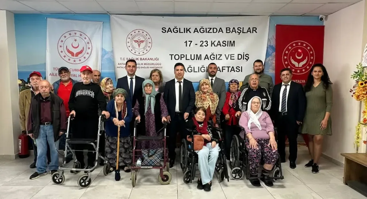 Antalya Huzurevindeki Yaşlılara Ağız ve Diş Taraması Antalya Huzurevindeki Yaşlılara Ağız ve Diş Taraması