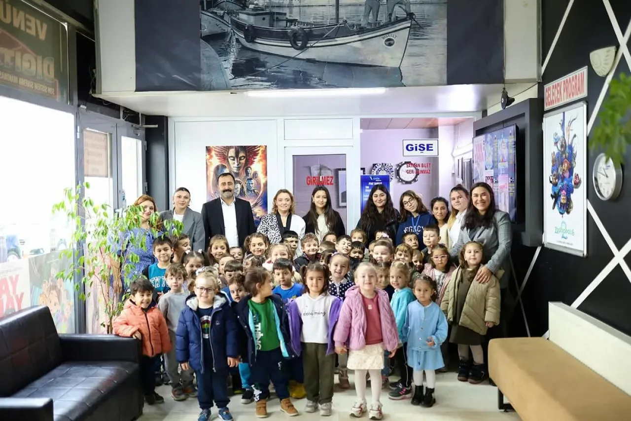 Gemlik'te Minik Öğrenciler Sinema Keyfi Yaptı Gemlik'te Minik Öğrenciler Sinema Keyfi Yaptı