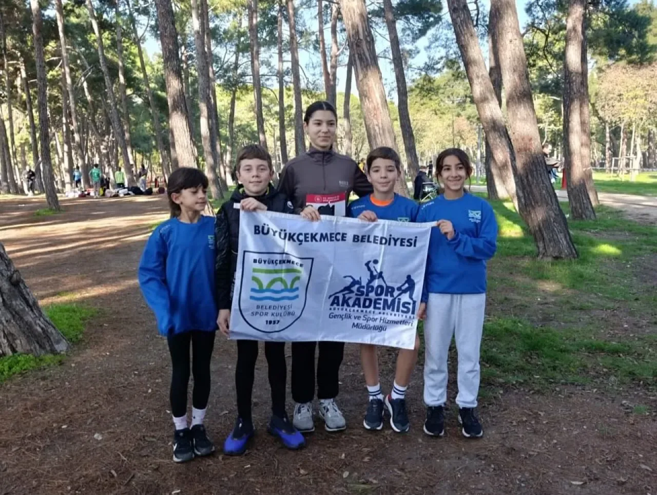 Büyükçekmece'li Genç Sporcular Kros Yarışlarında Madalya Kazandı Büyükçekmece'li Genç Sporcular Kros Yarışlarında Madalya Kazandı
