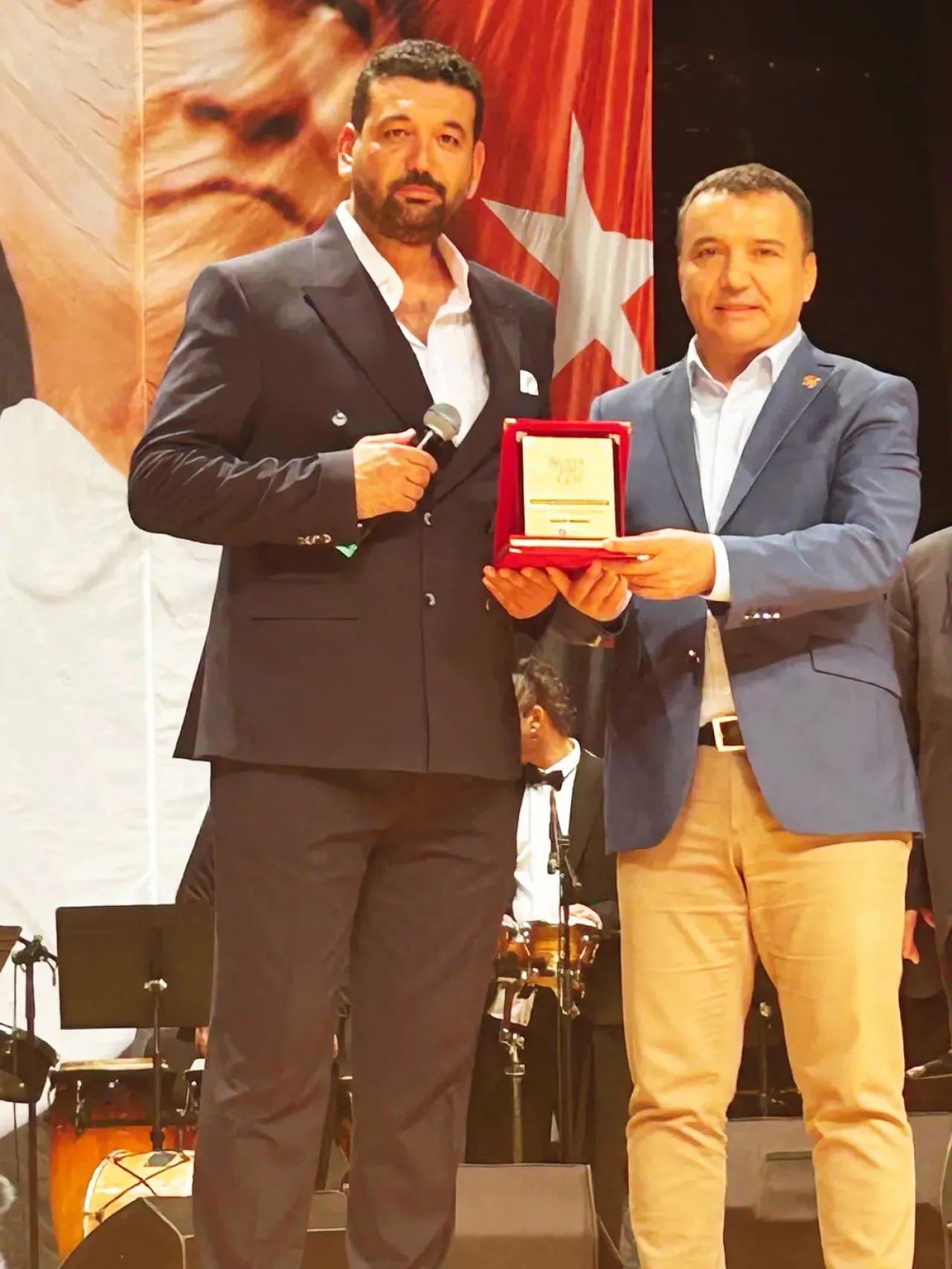 Antalya Gazeteciler Cemiyeti Başkanı İdris Taş'tan Anlamlı Plaket Töreni Antalya Gazeteciler Cemiyeti Başkanı İdris Taş'tan Anlamlı Plaket Töreni