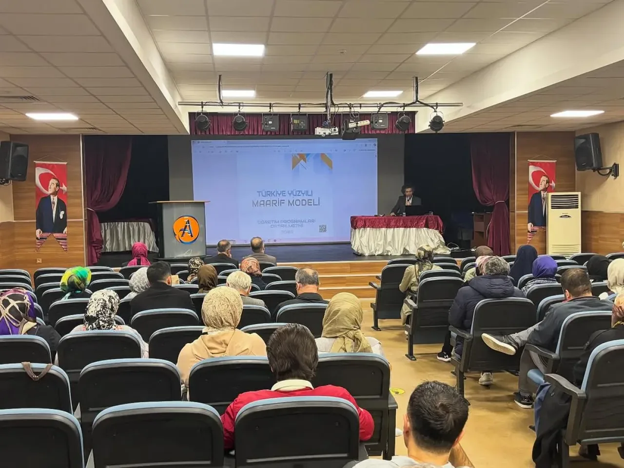 Avcılar'da Din Kültürü Öğretmenlerine Yeni Ders Kitapları Semineri Avcılar'da Din Kültürü Öğretmenlerine Yeni Ders Kitapları Semineri