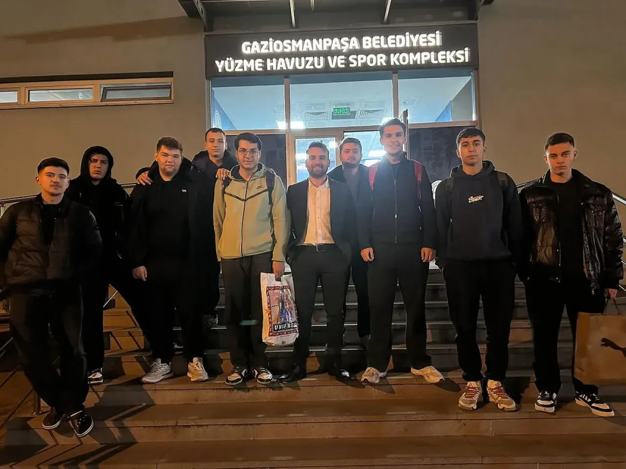 Gaziosmanpaşa'da Gençlere Özel Yüzme Etkinliği Düzenlendi Gaziosmanpaşa'da Gençlere Özel Yüzme Etkinliği Düzenlendi