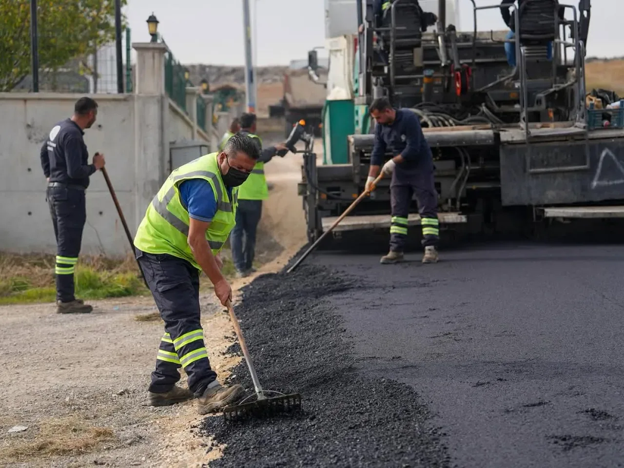 Etimesgut'ta Yol Konforu İçin Yoğun Asfalt Çalışması Etimesgut'ta Yol Konforu İçin Yoğun Asfalt Çalışması