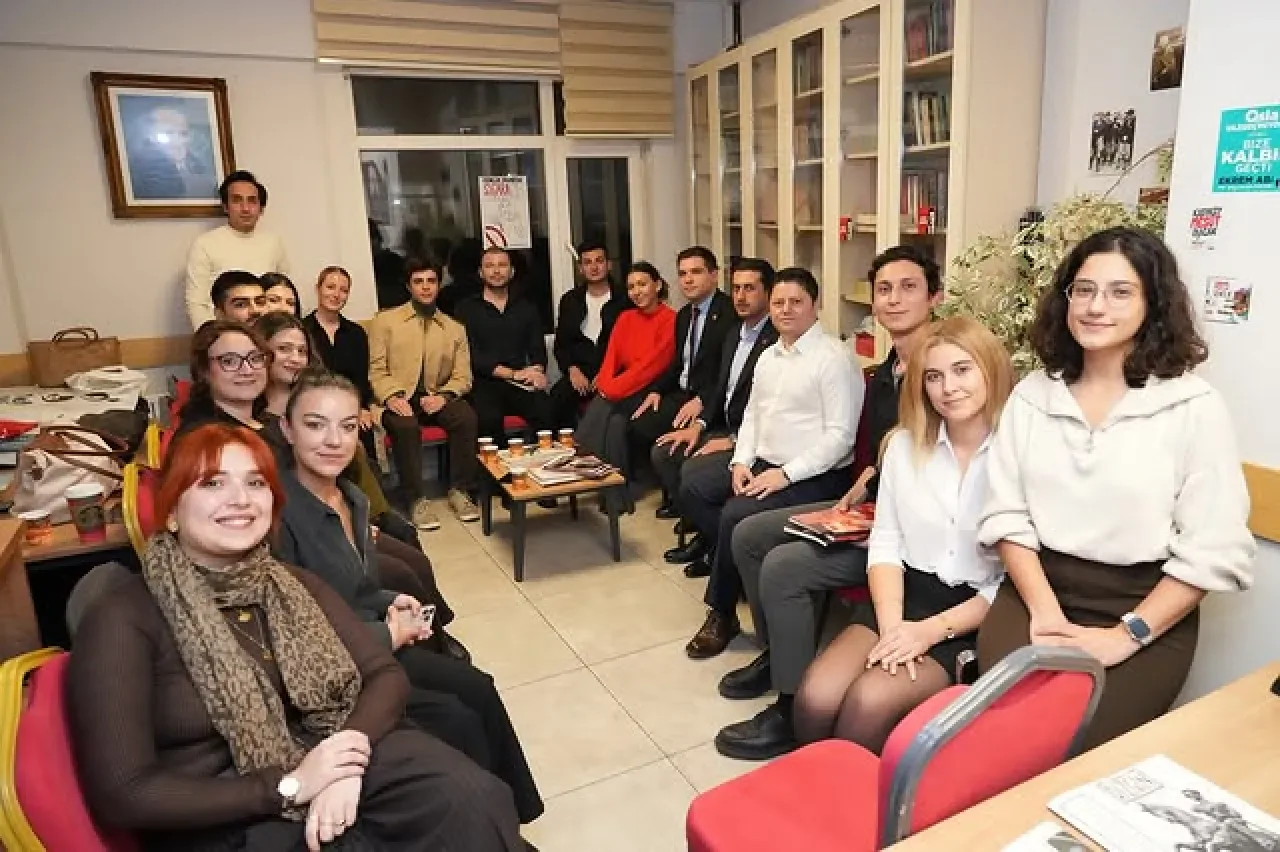 CHP Kadıköy Gençlik Kolları, İlçe ve Belediye Başkanları ile Toplantı Gerçekleştirdi CHP Kadıköy Gençlik Kolları, İlçe ve Belediye Başkanları ile Toplantı Gerçekleştirdi