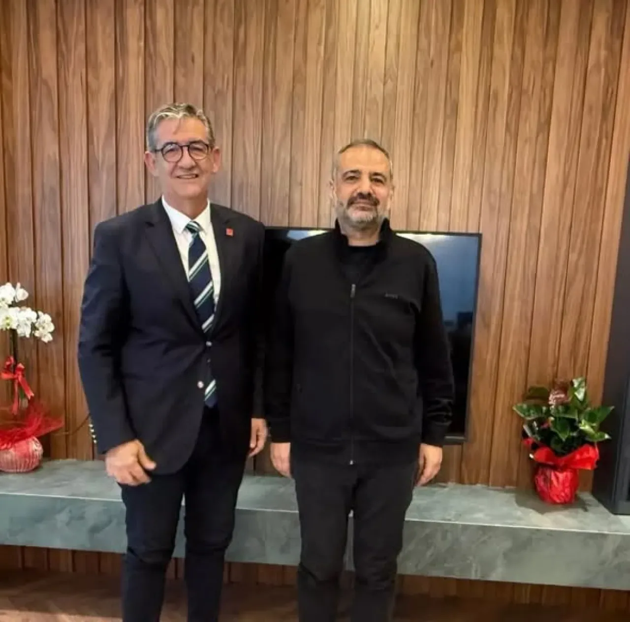 CHP'li Şenol Aslanoğlu'na Ziyaret: Dayanışma Mesajı CHP'li Şenol Aslanoğlu'na Ziyaret: Dayanışma Mesajı