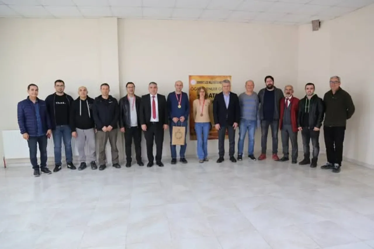Edremit'te Öğretmenler Günü Satranç Turnuvası Ödülleri Sahiplerini Buldu Edremit'te Öğretmenler Günü Satranç Turnuvası Ödülleri Sahiplerini Buldu