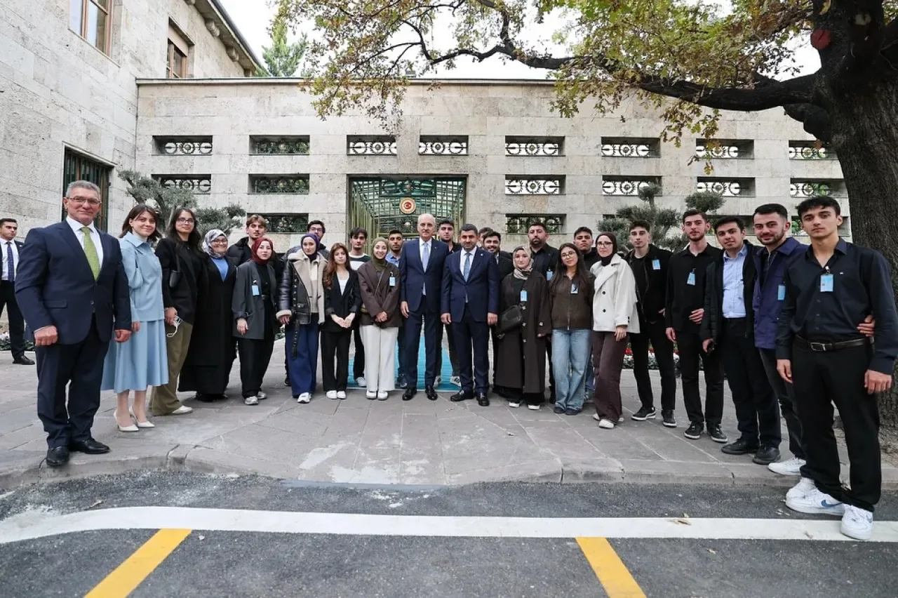 İspir ve Pazaryolu Dernekler Birliği Gençleri TBMM'de Ağırlandı İspir ve Pazaryolu Dernekler Birliği Gençleri TBMM'de Ağırlandı