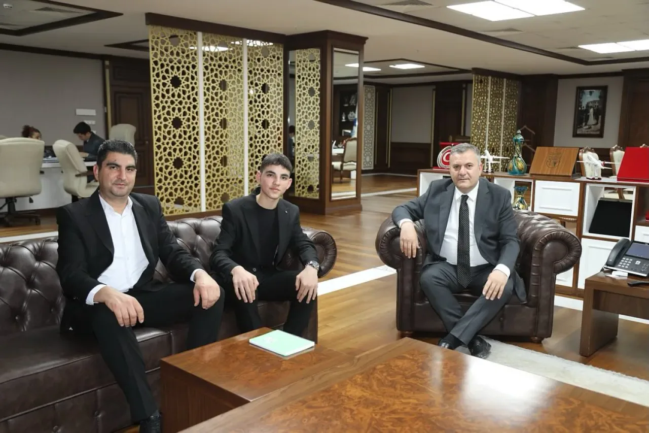 Çubuk Belediye Başkanı Baki Demirbaş, Genç Öğrencinin Ziyaretini Kabul Etti Çubuk Belediye Başkanı Baki Demirbaş, Genç Öğrencinin Ziyaretini Kabul Etti