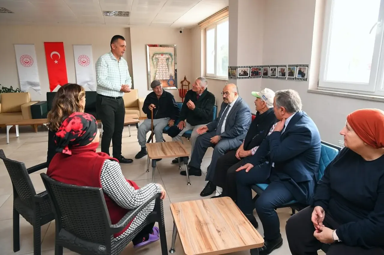 Balıkesir Valisi Ustaoğlu, Karesi Huzurevi'nde Yaşlıları Ziyaret Etti Balıkesir Valisi Ustaoğlu, Karesi Huzurevi'nde Yaşlıları Ziyaret Etti
