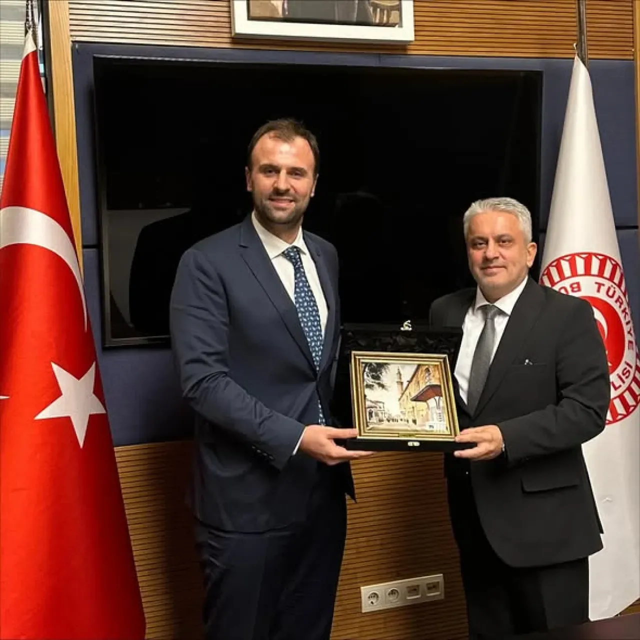 AK Parti Bursa Milletvekili Ayhan Salman, ARNİAD Yönetimini TBMM'de Ağırladı AK Parti Bursa Milletvekili Ayhan Salman, ARNİAD Yönetimini TBMM'de Ağırladı
