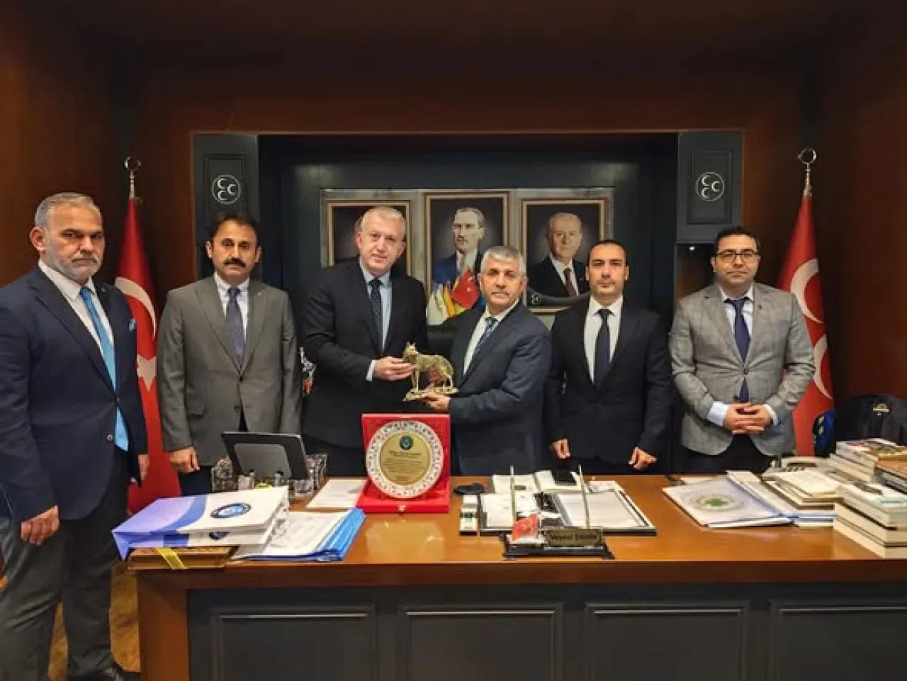 Türk Büro Sen Şube Başkanı'ndan MHP İzmir İl Başkanlığı'na Ziyaret Türk Büro Sen Şube Başkanı'ndan MHP İzmir İl Başkanlığı'na Ziyaret