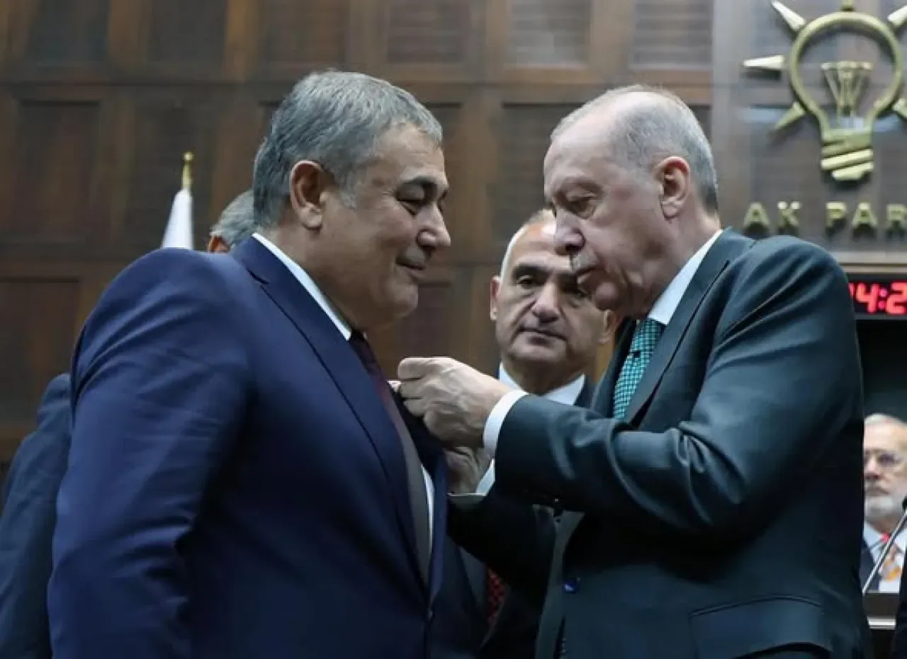 AK Parti'ye Yeni Katılımlar: İsa Yıldırım ve Necati Koç'un Rozetleri Cumhurbaşkanı Erdoğan'dan AK Parti'ye Yeni Katılımlar: İsa Yıldırım ve Necati Koç'un Rozetleri Cumhurbaşkanı Erdoğan'dan