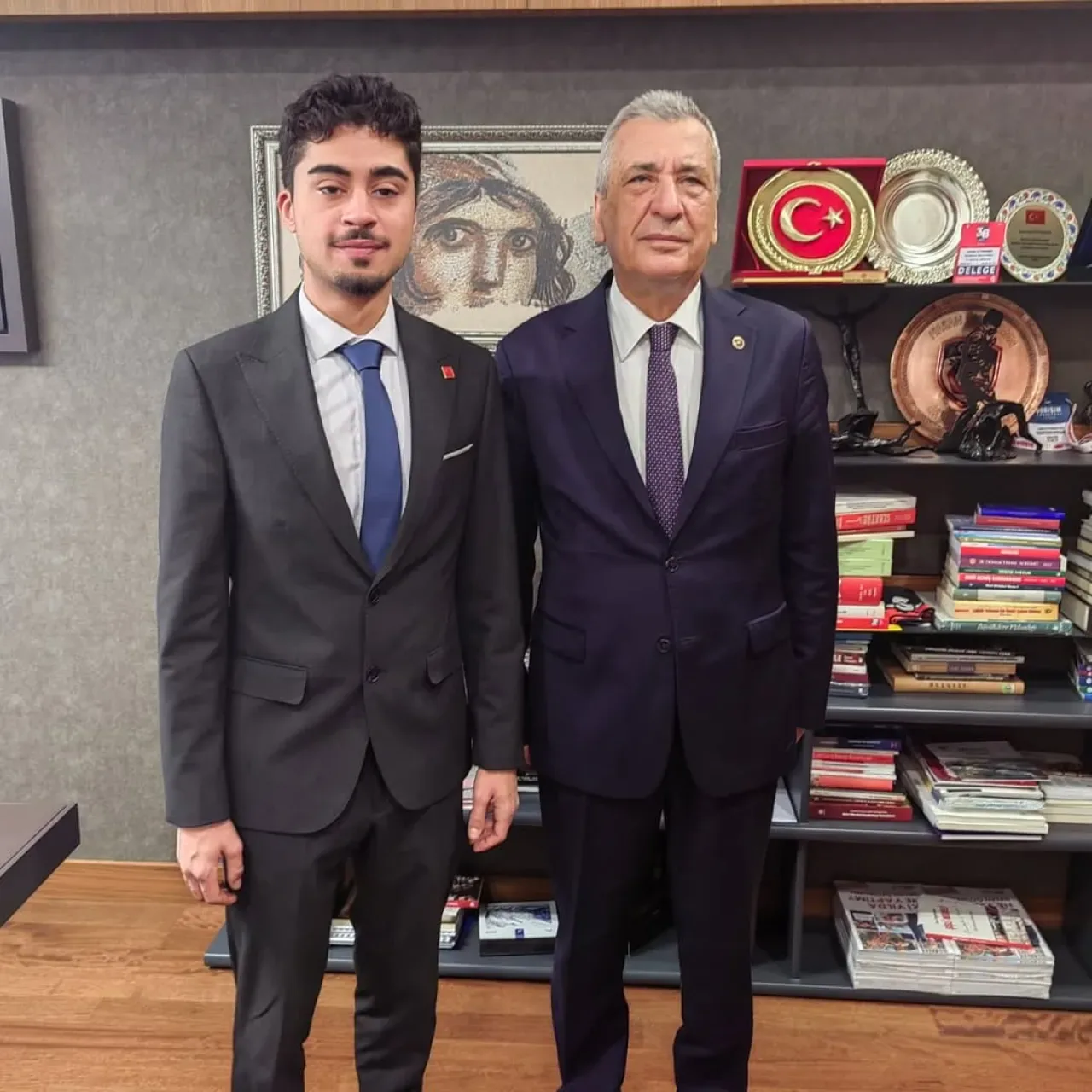 Gaziantep Milletvekili Hasan Öztürkmen, Ankara'da Okuyan Hemşehrisi Kaan Özmen'i Kabul Etti Gaziantep Milletvekili Hasan Öztürkmen, Ankara'da Okuyan Hemşehrisi Kaan Özmen'i Kabul Etti