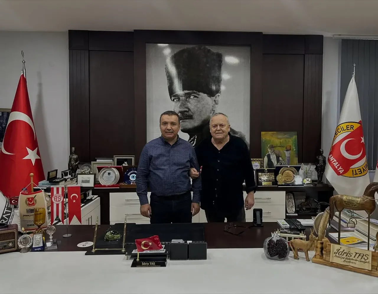 Antalya Gazeteciler Cemiyeti Başkanı İdris Taş, Hürriyet Yazarı Yalçın Bayer'i Ağırladı Antalya Gazeteciler Cemiyeti Başkanı İdris Taş, Hürriyet Yazarı Yalçın Bayer'i Ağırladı